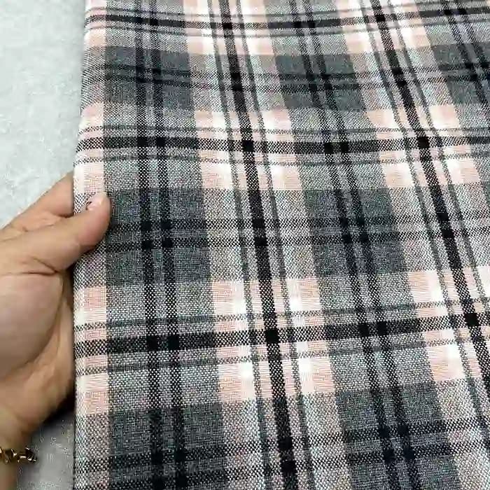 کشمیر چهارخونه رنگ طوسی روشن با خط های گلبهی — تصویر ۲