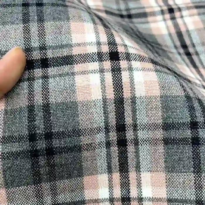 کشمیر چهارخونه رنگ طوسی روشن با خط های گلبهی — تصویر ۳