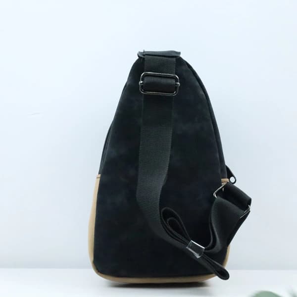 کیف بادی بگ مردانه وارداتی مخمل کبریتی مشکی کرم — تصویر ۲
