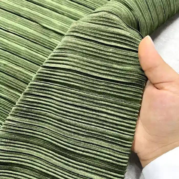 پارچه ساتن پلیسه رنگ سبز سدری — تصویر ۲