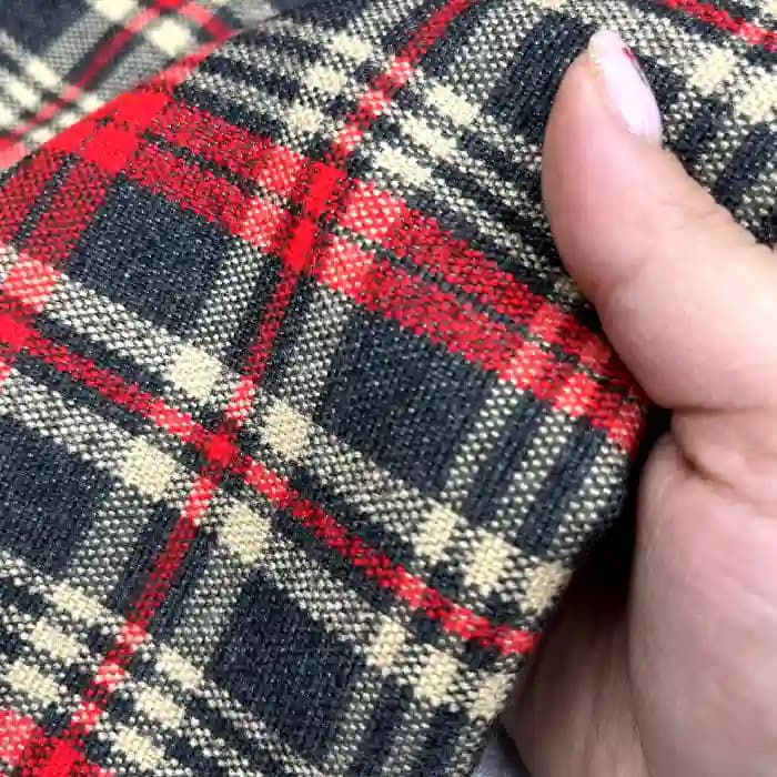 کشمیر چهارخونه رنگ زمینه طوسی و خط کرم و قرمز — تصویر ۳
