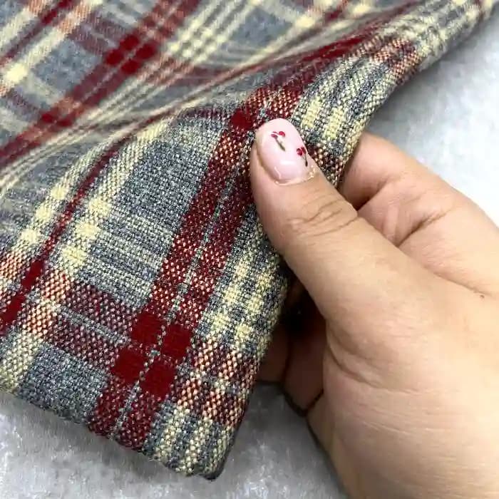 کشمیر سپاهان چهار خونه رنگ قرمز و کرم روشن — تصویر ۳