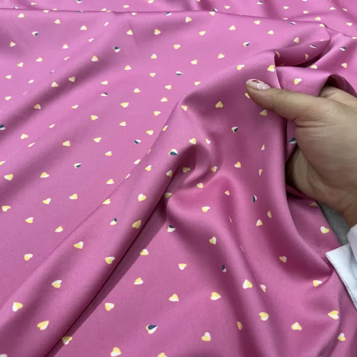 پارچه ساتن ال ایکس طرحدار زمینه صورتی قلب ریز — تصویر ۲