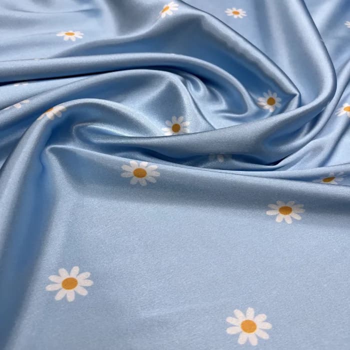پارچه ساتن ال ایکس طرحدار زمینه آبی گل بابونه
