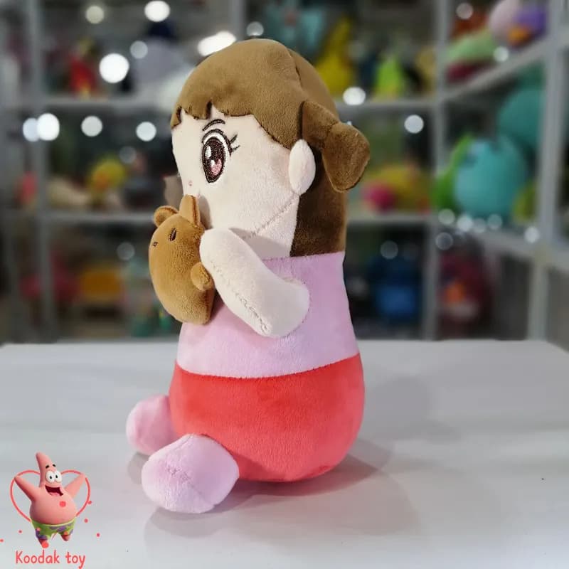 عروسک دختر خرس به دست — تصویر ۲