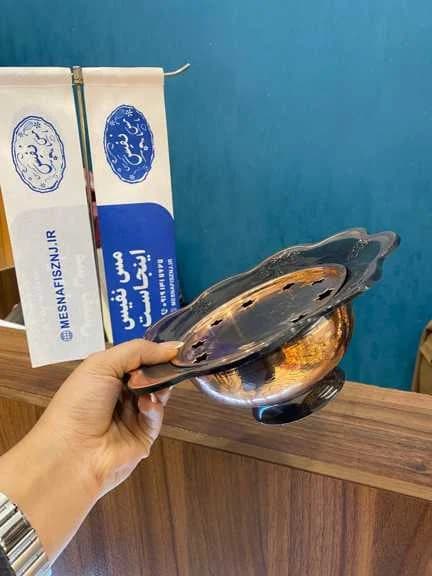 آفتابه لگن مسی سیاه قلم کاری — تصویر ۳