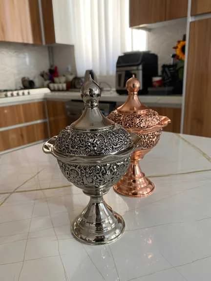 قندان مسی پایه دار شاه عباسی با آبکاری کروم — تصویر ۲
