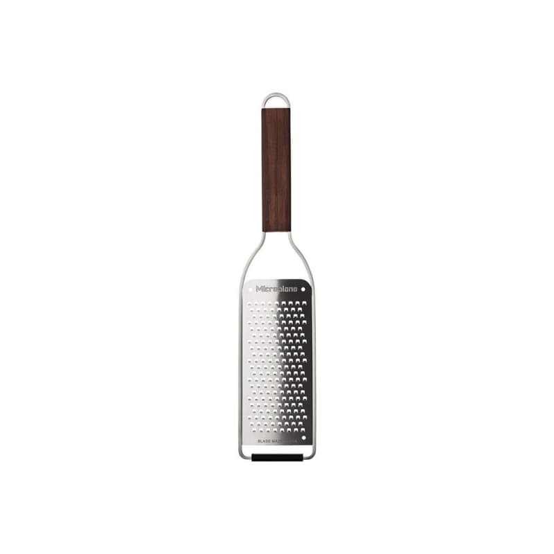 رنده حرفه‌ای میکروپلن Microplane مدل Master 43300e | تیغه فوق‌تیز از فولاد ضدزنگ با فناوری برش نوری | دسته چوبی گردو از ایالت کنتاکی آمریکا | مناسب برای پوست‌گیری مرکبات، پنیر، شکلات، زنجبیل، سیر، ادو