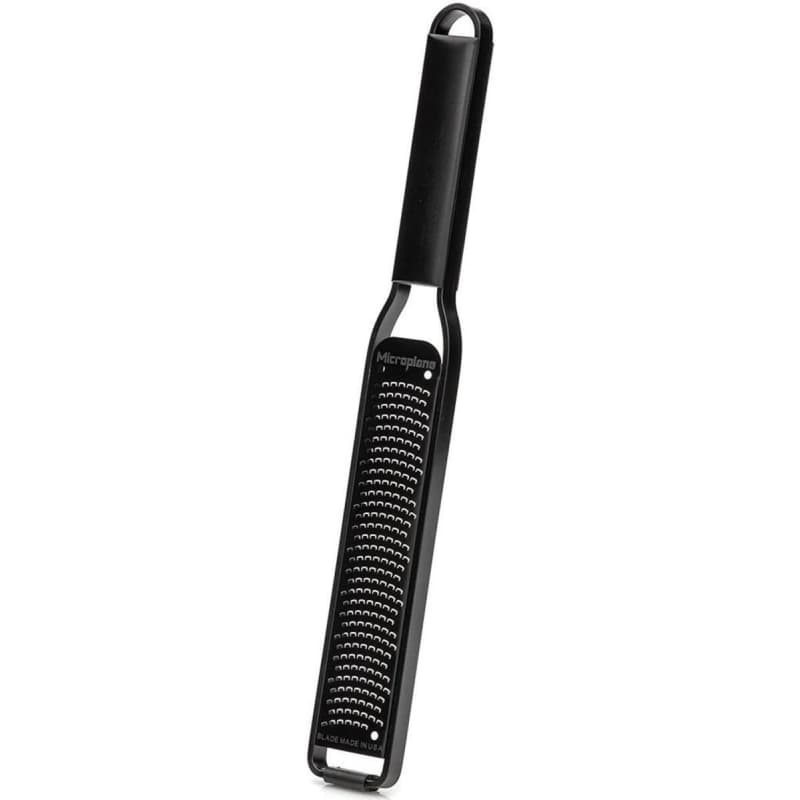 رنده پوست‌گیر کلاسیک بلک شیپ میکروپلن Microplane مدل 43020e | طراحی تمام‌سیاه با پوشش PVD ضدخش | تیغه فوق‌تیز از فولاد ضدزنگ با فناوری برش نوری | مناسب برای پوست‌گیری مرکبات، پنیر سخت، شکلات، زنجبیل، — تصویر ۲