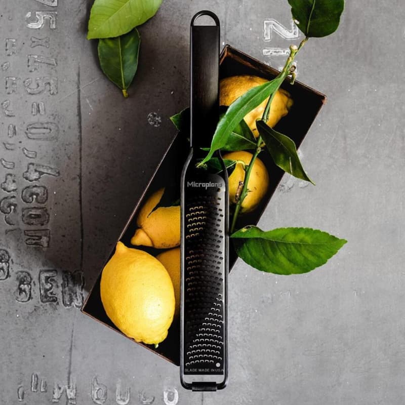 رنده پوست‌گیر کلاسیک بلک شیپ میکروپلن Microplane مدل 43020e | طراحی تمام‌سیاه با پوشش PVD ضدخش | تیغه فوق‌تیز از فولاد ضدزنگ با فناوری برش نوری | مناسب برای پوست‌گیری مرکبات، پنیر سخت، شکلات، زنجبیل، — تصویر ۵