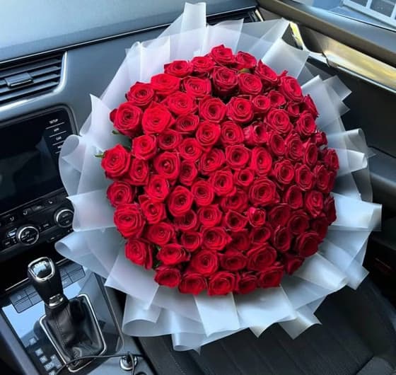 دسته گل رز روبانی 100 شاخه قرمز با کاغذ سفید کد 457