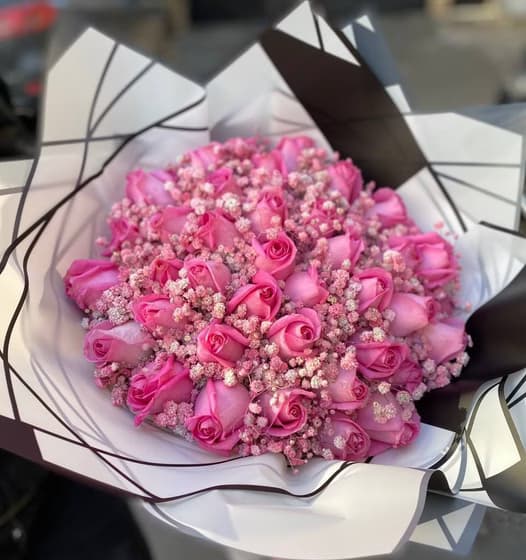 دسته گل رز 40 شاخه هلندی صورتی با ژیپسوفیلا کد 454