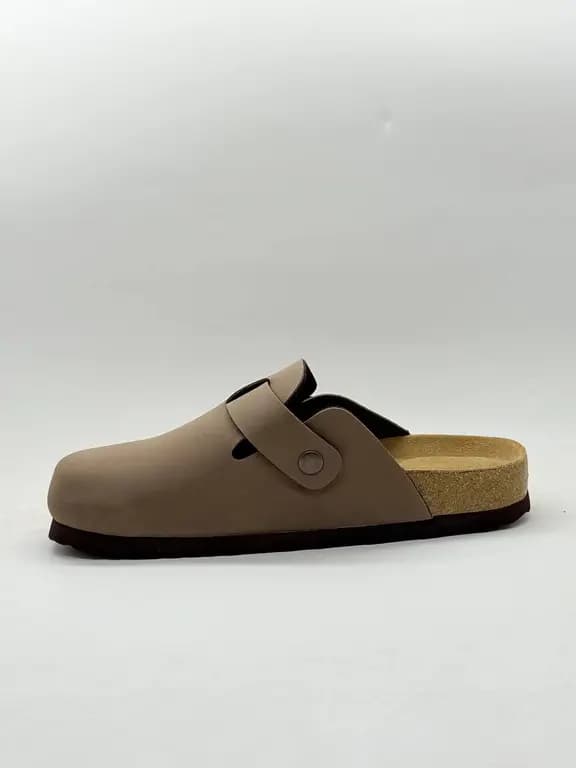 کلاگ چرمی قهوه ای زنانه Women’s brown leather clogs — تصویر ۴