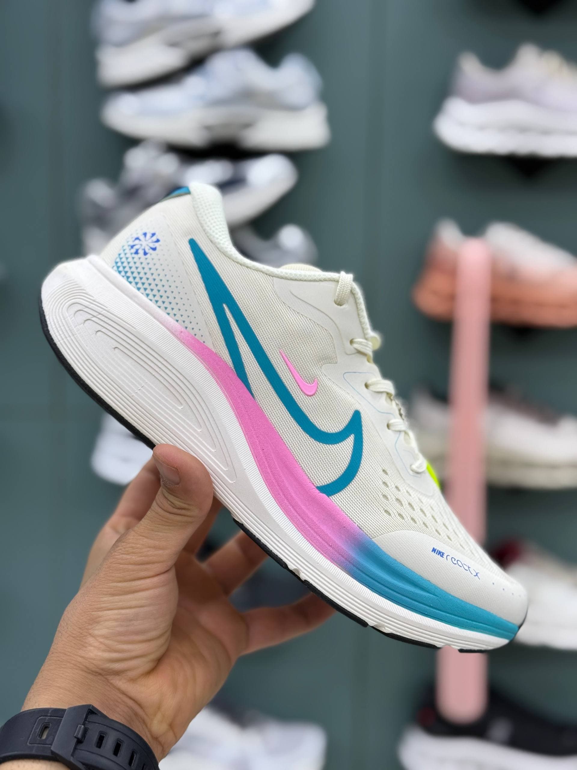 کفش نایک لبخندی سفید صورتی Nike smiley white pink shoes