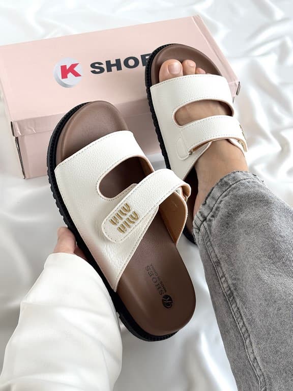 صندل دوبند چسبی طرح میو میو سفید Miu Miu white double strap sandals — تصویر ۴