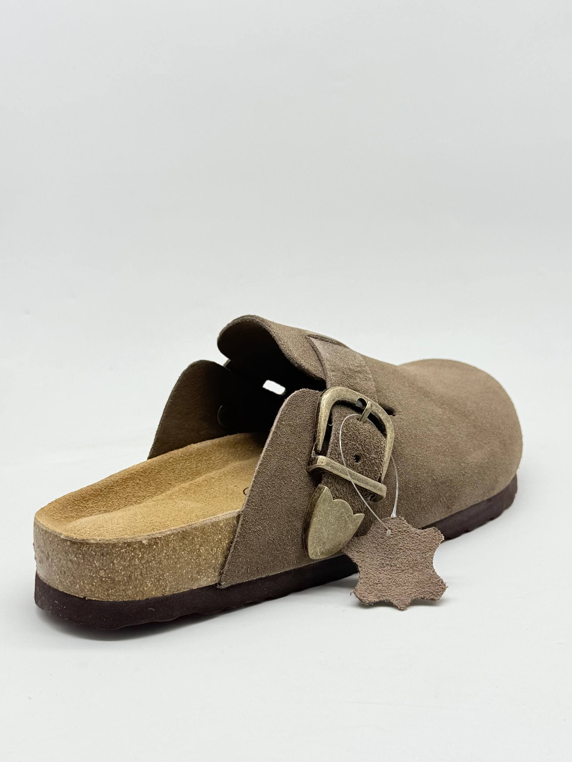 کلاگ تسمه دار زنانه قهوه ای Women’s brown strappy clogs — تصویر ۳