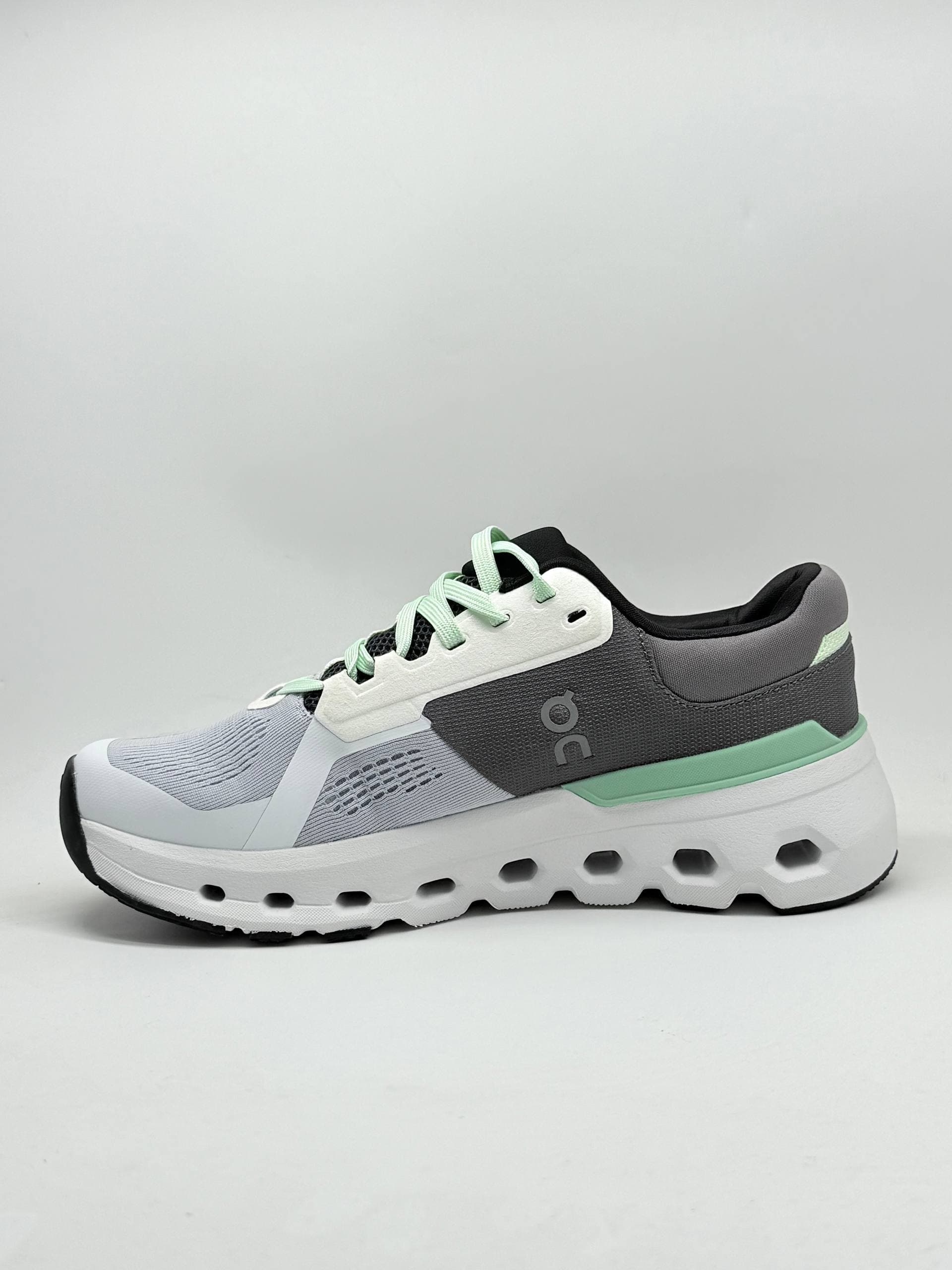 کفش QC رانینگ سفید سبز On Running Cloudswift white green Shoes — تصویر ۳