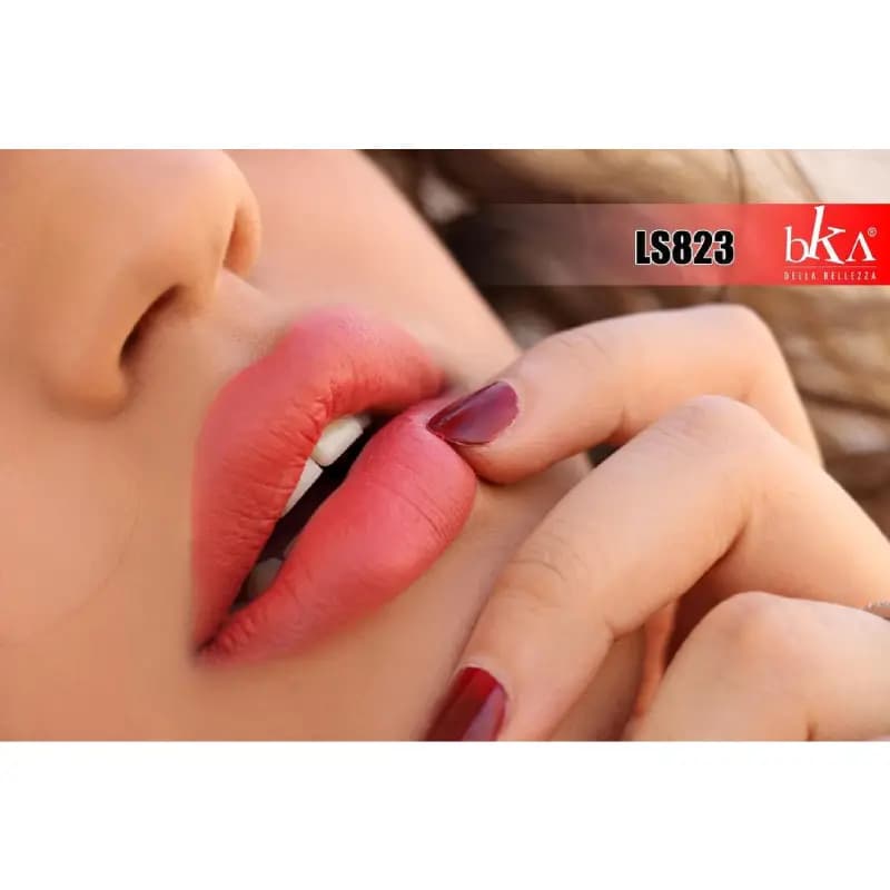 رژ لب جامد بکا شماره ۸۲۳ — تصویر ۵