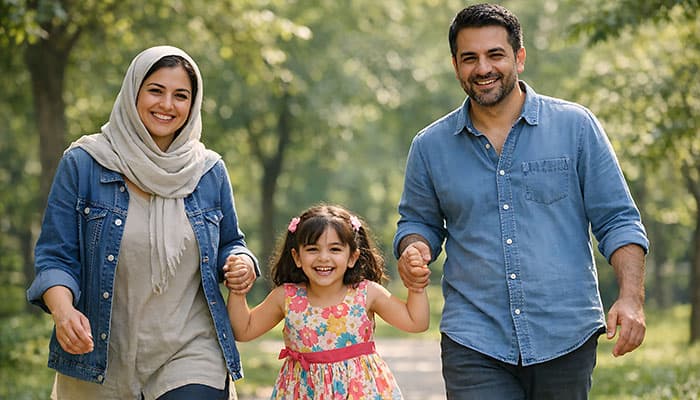 تصویر خانواده ایرانی شاد در طبیعت | عکس با کیفیت JPG مناسب طراحی و تولید محتوا