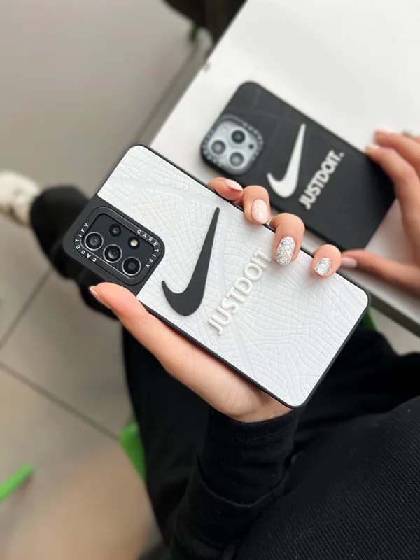 قاب نایک Nike لوگو برجسته گوشی سامسونگ S20 FE رنگ مشکی — تصویر ۳