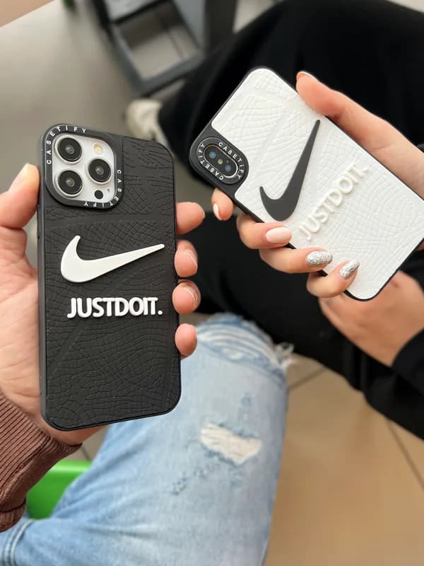 قاب نایک Nike لوگو برجسته گوشی سامسونگ S21 اولترا رنگ سفید — تصویر ۴