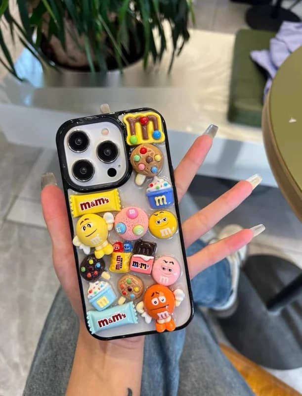 قاب استیکری عروسکی برجسته M&M گوشی آیفون 13 و آیفون 14 و آیفون 15 — تصویر ۳