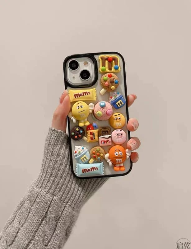 قاب استیکری عروسکی برجسته M&M گوشی آیفون 14 پرو — تصویر ۲