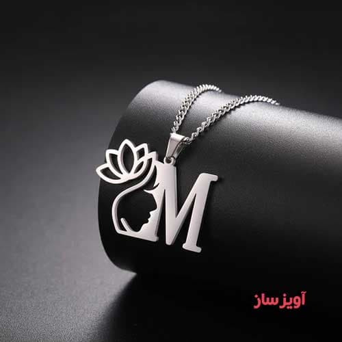 گردنبند حرف انگلیسی M طرح گل نیلوفر کد 102850