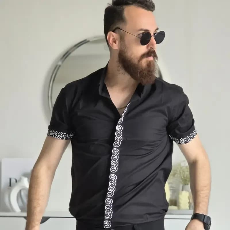 پیراهن مردانه آستین کوتاه مشکی طرحدار جنس پوپلین کشی سایز M تا XXL — تصویر ۴