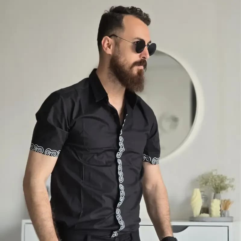 پیراهن مردانه آستین کوتاه مشکی طرحدار جنس پوپلین کشی سایز M تا XXL — تصویر ۲