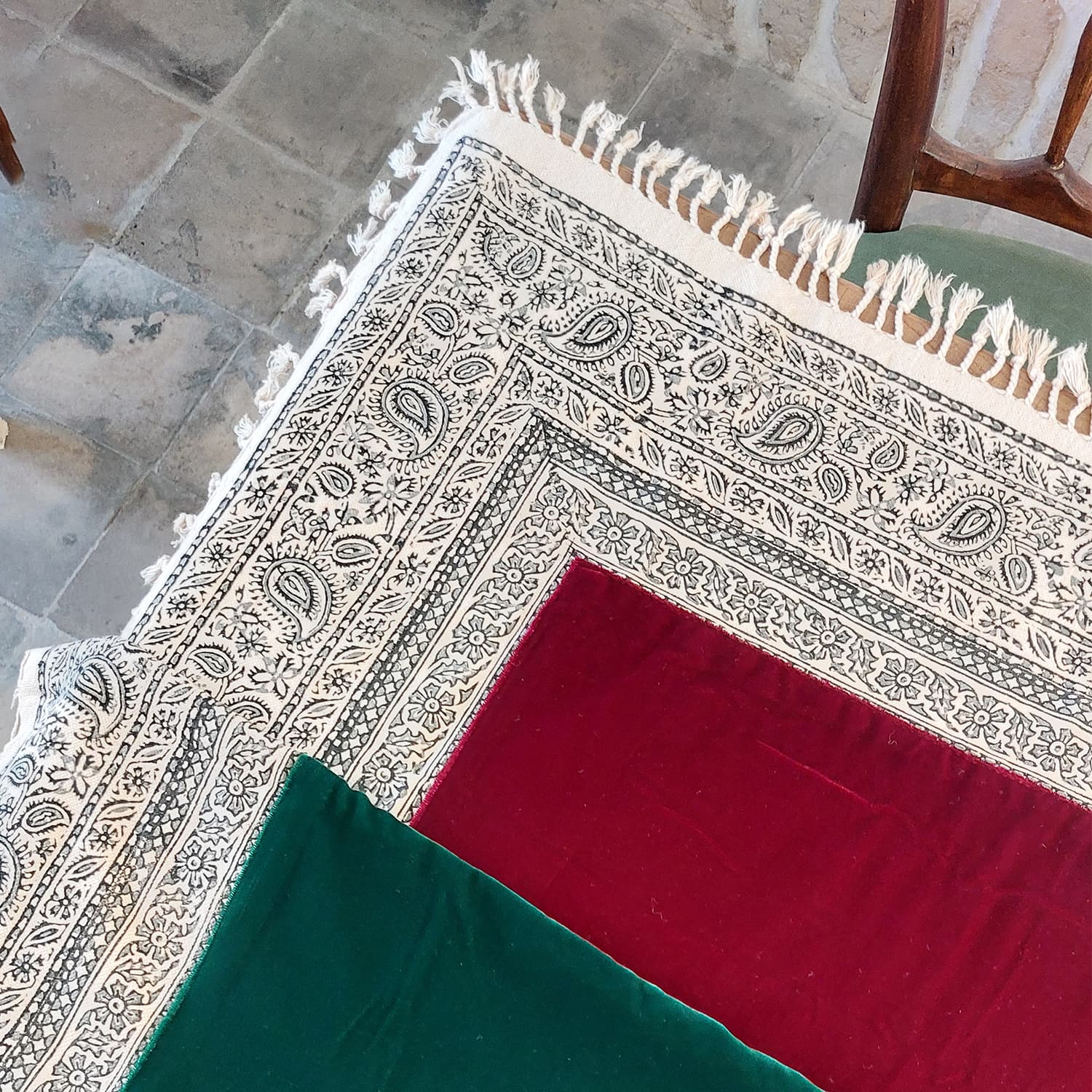 رومیزی مربع حاشیه طوسی — تصویر ۲