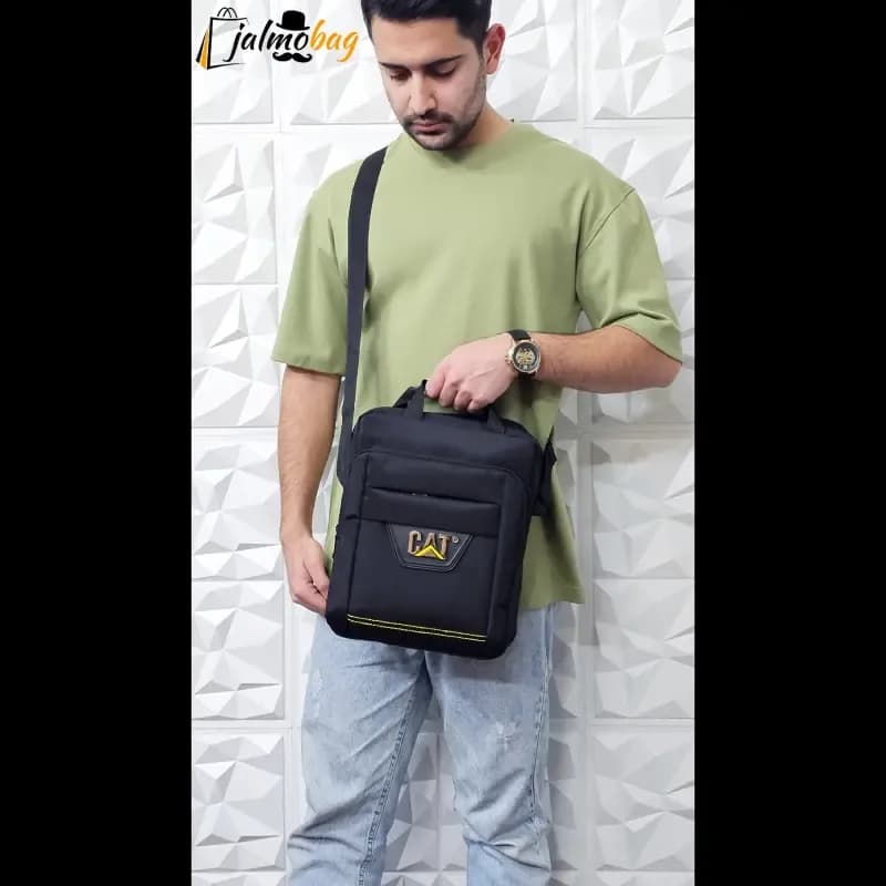 کیف دوشی و دستی مردانه برزنتی دیبا خارجی سه خانه مشکی سایز بزرگ — تصویر ۳