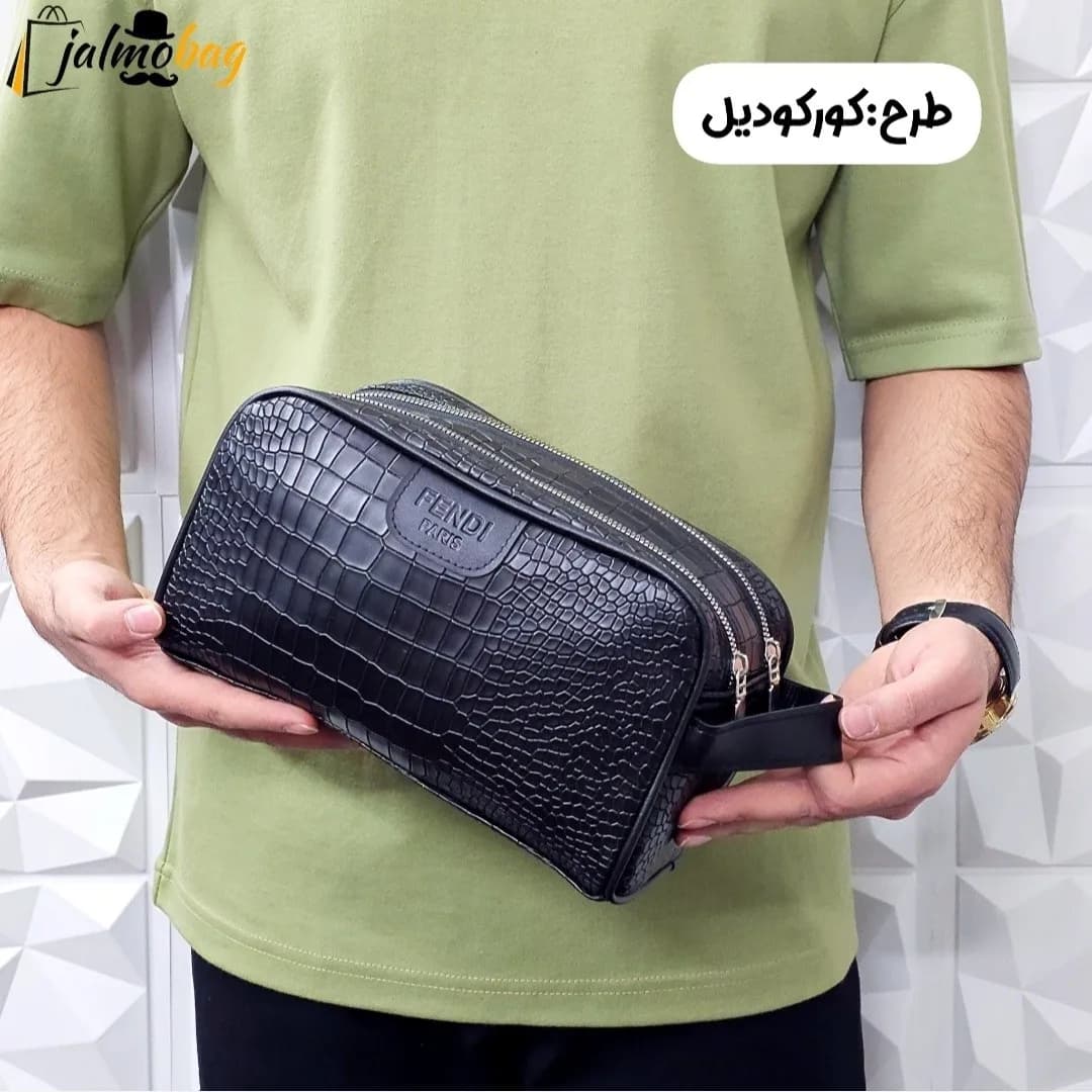 کیف دستی مردانه اسپرت طرحدار چرم صنعتی دو خانه بند دستی — تصویر ۱۱