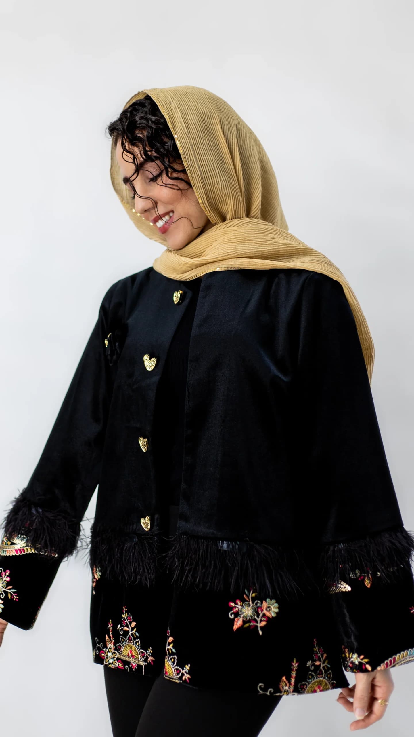 کت مخمل دکمه طلا — تصویر ۳
