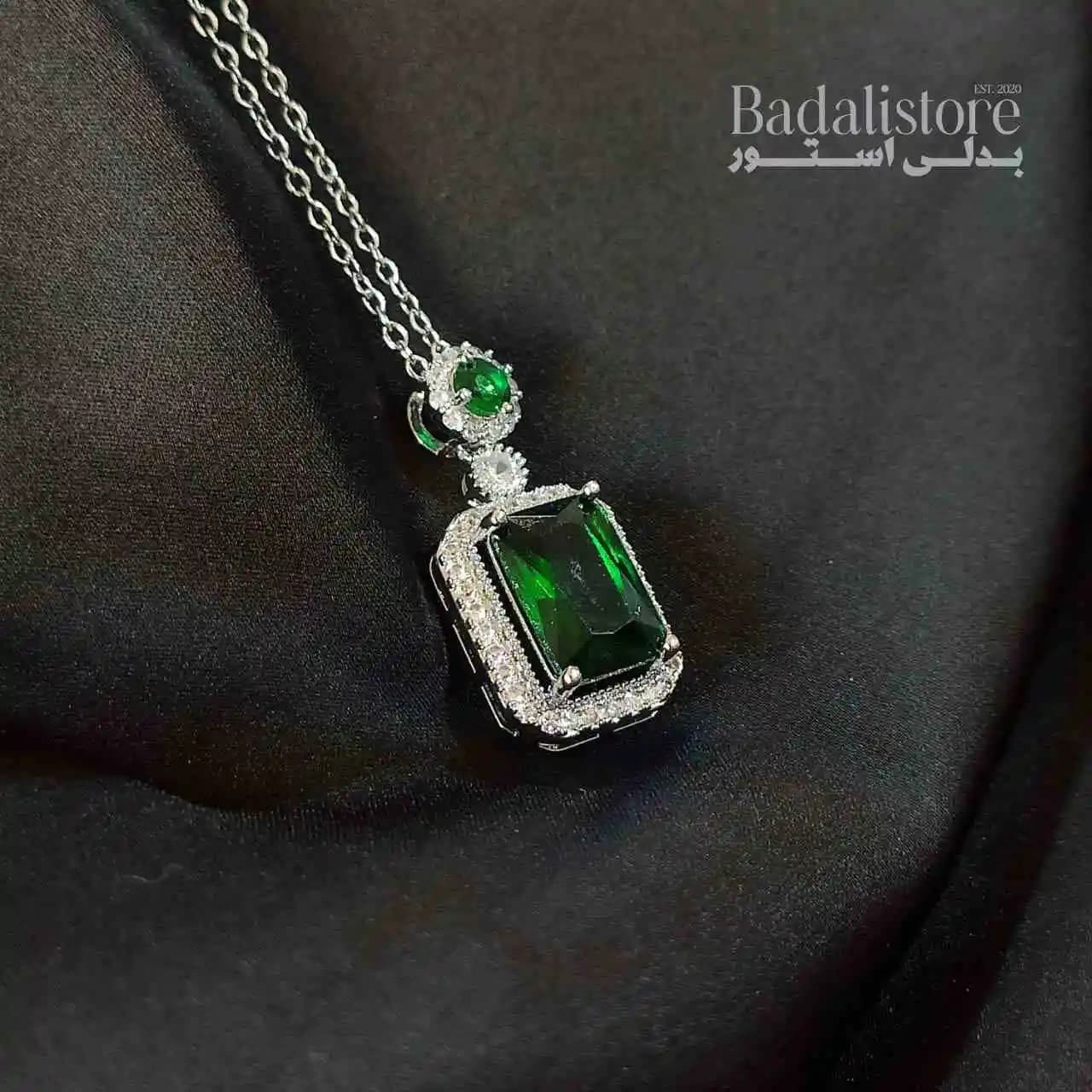 گردنبند استیل دخترانه نگین دار مربعی سبز طرح جواهری کد 10085