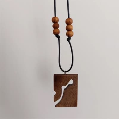 گردنبند چوبی طرح من