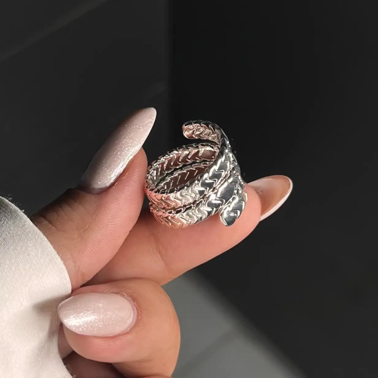 انگشتر زنانه و دخترانه آبکاری نقره طرح پهن سه رج فری سایز رنگ ثابت کد etk — تصویر ۲