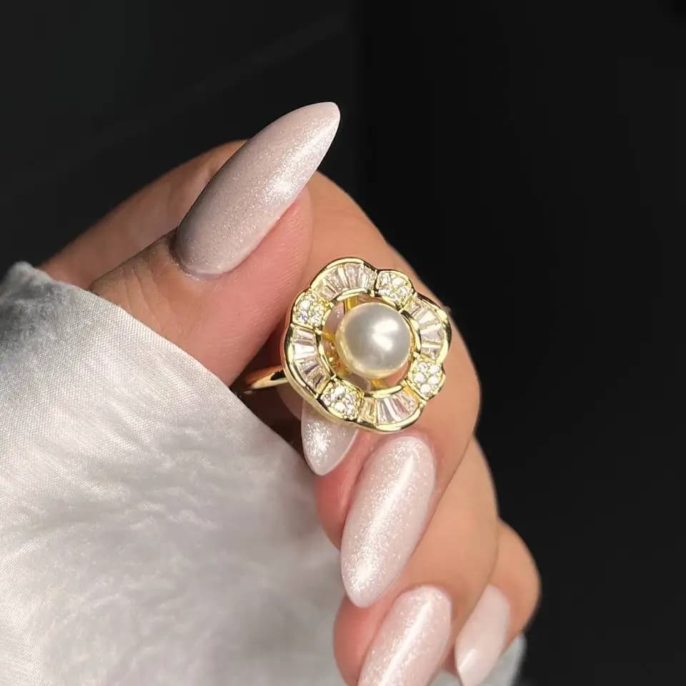 انگشتر زنانه و دخترانه آبکاری نقره جواهری طرح گل وسط مروارید فری سایز رنگ ثابت کد etk — تصویر ۲