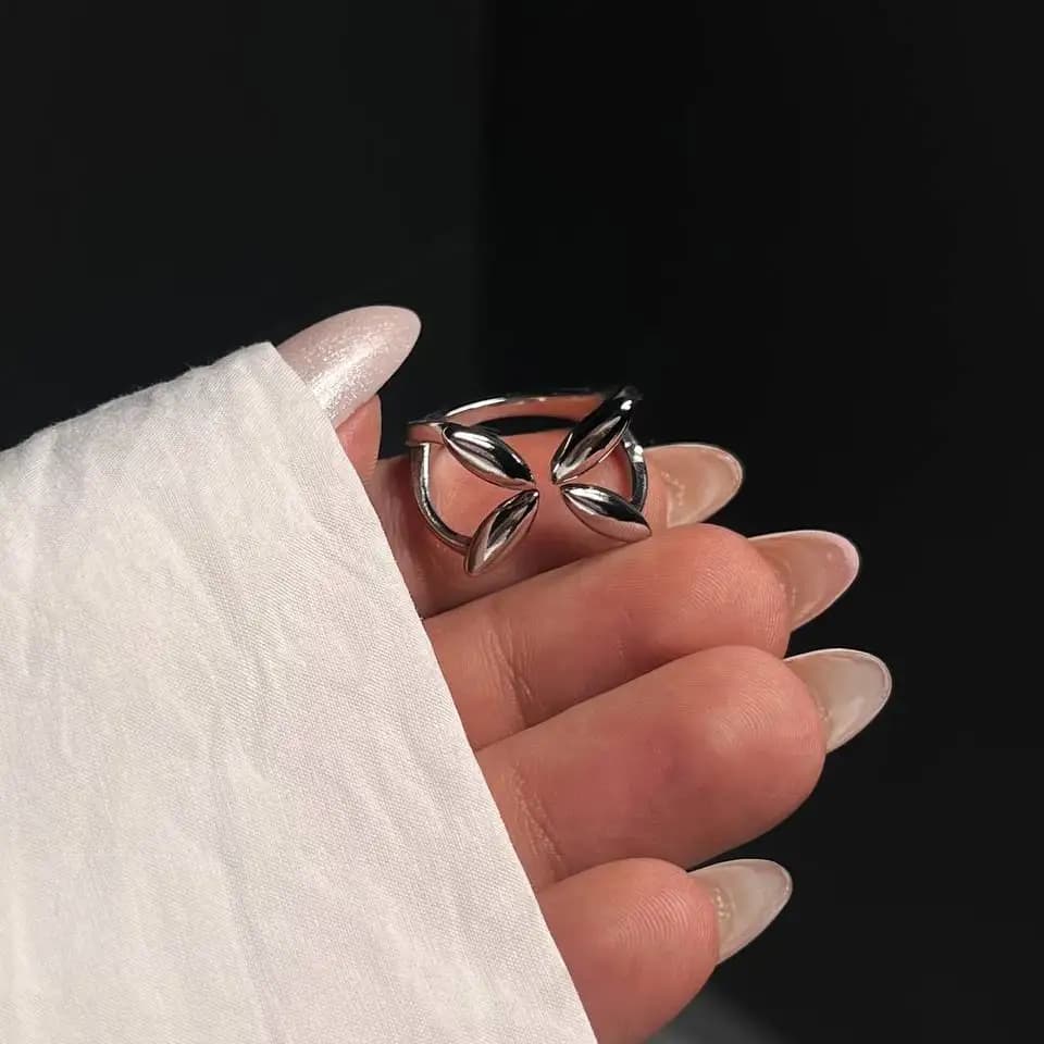 انگشتر زنانه و دخترانه آبکاری نقره طرح چهار برگ فری سایز رنگ ثابت کد etk — تصویر ۲