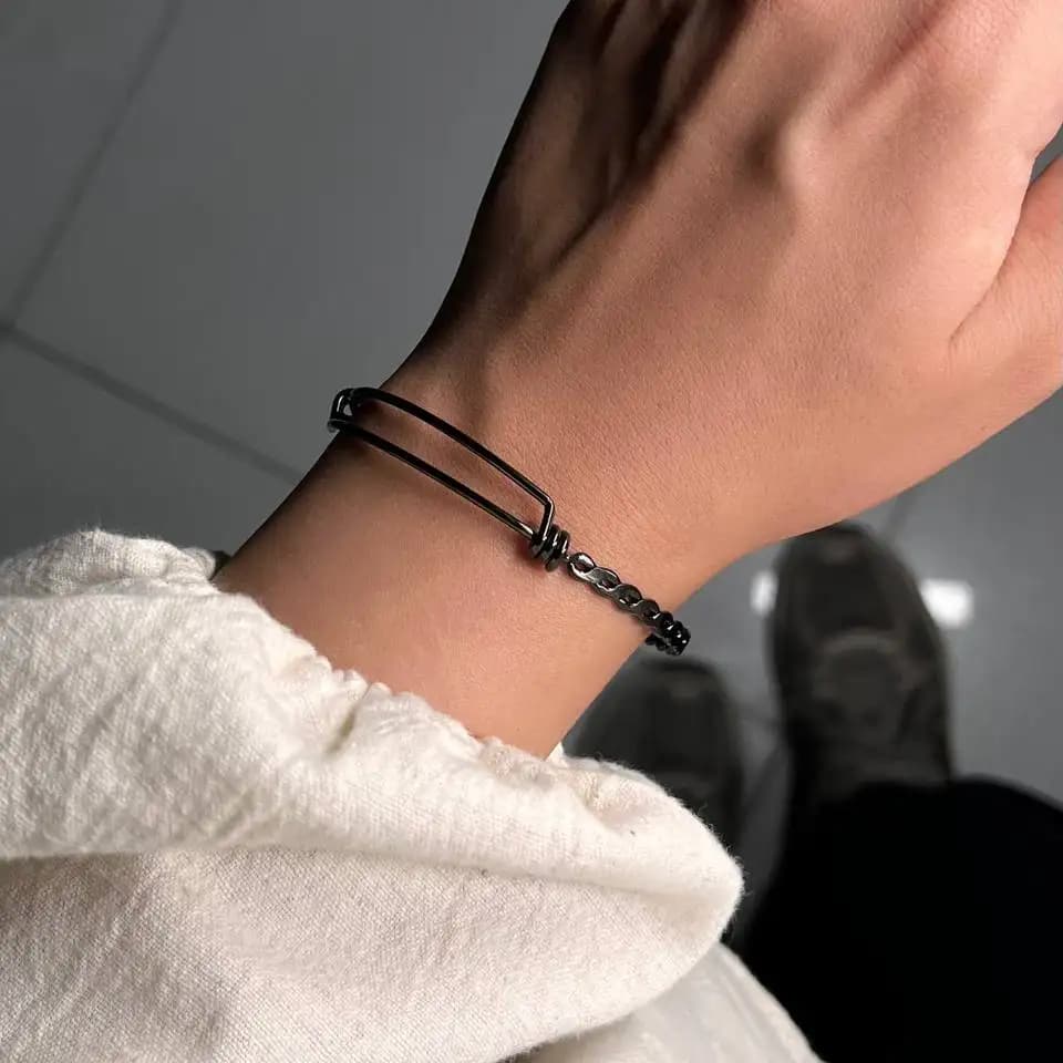 دستبند بنگل زنانه و دخترانه استیل طرح گره و سنجاق رنگ ثابت کد etk — تصویر ۲