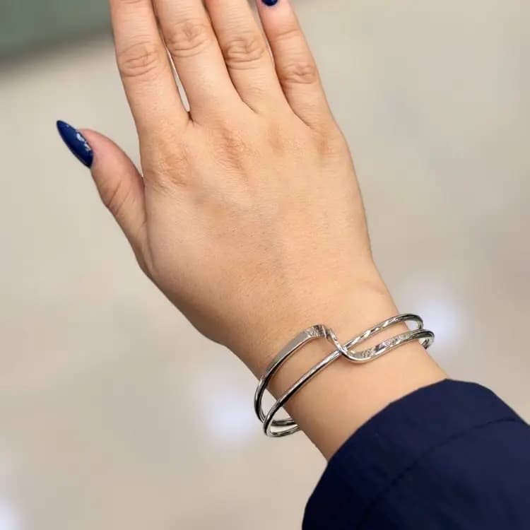 دستبند بنگل زنانه و دخترانه آبکاری نقره طرح موج دار مینیمال رنگ ثابت کد agy — تصویر ۲