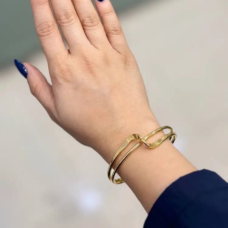 دستبند بنگل زنانه و دخترانه آبکاری نقره طرح موج دار مینیمال رنگ ثابت کد agy — تصویر ۳