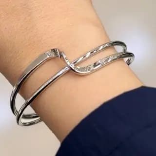 دستبند بنگل زنانه و دخترانه آبکاری نقره طرح موج دار مینیمال رنگ ثابت کد agy