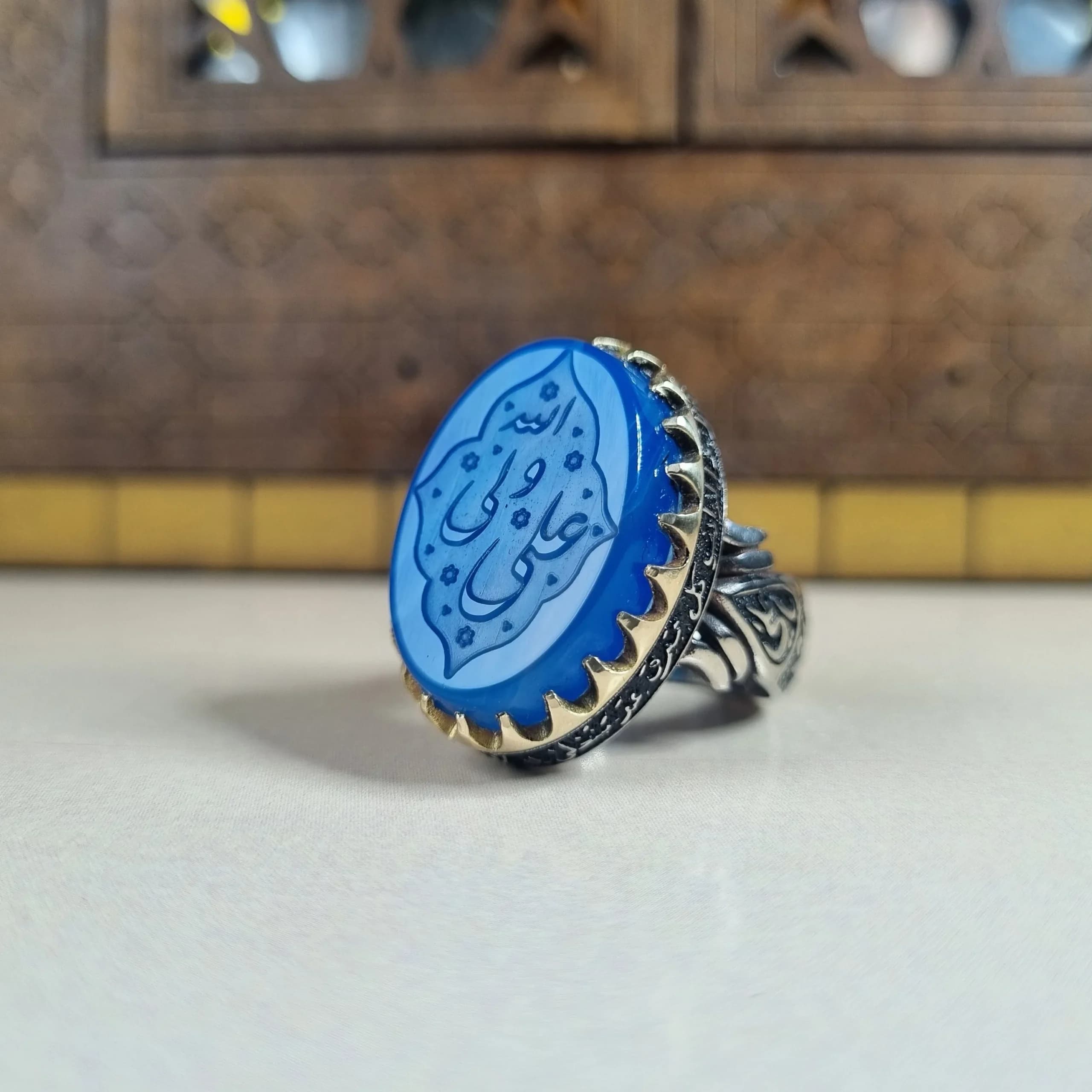 انگشتر مردانه نقره روس با نگین عقیق آبی و حکاکی برجسته علی ولی الله — تصویر ۱۰