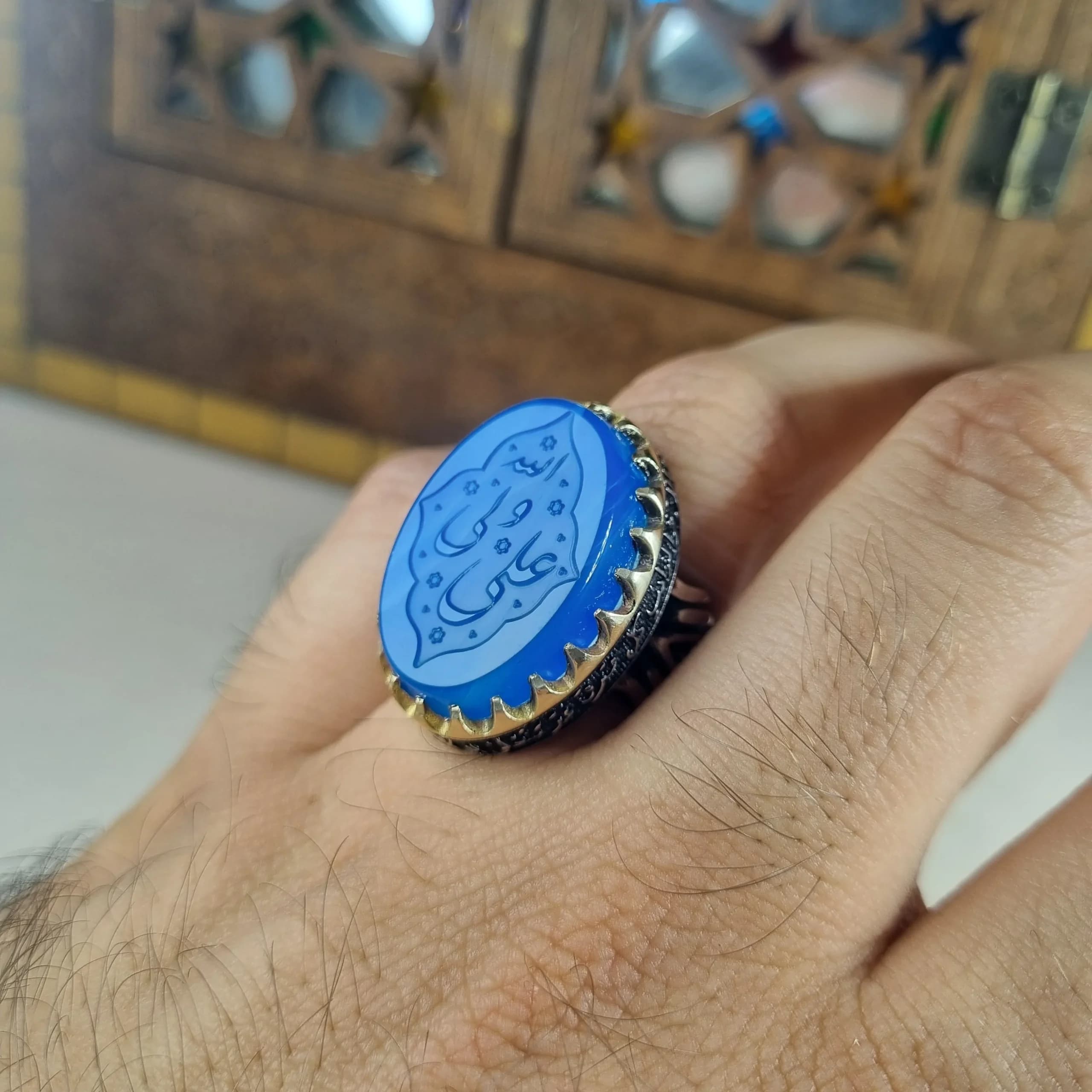 انگشتر مردانه نقره روس با نگین عقیق آبی و حکاکی برجسته علی ولی الله — تصویر ۸