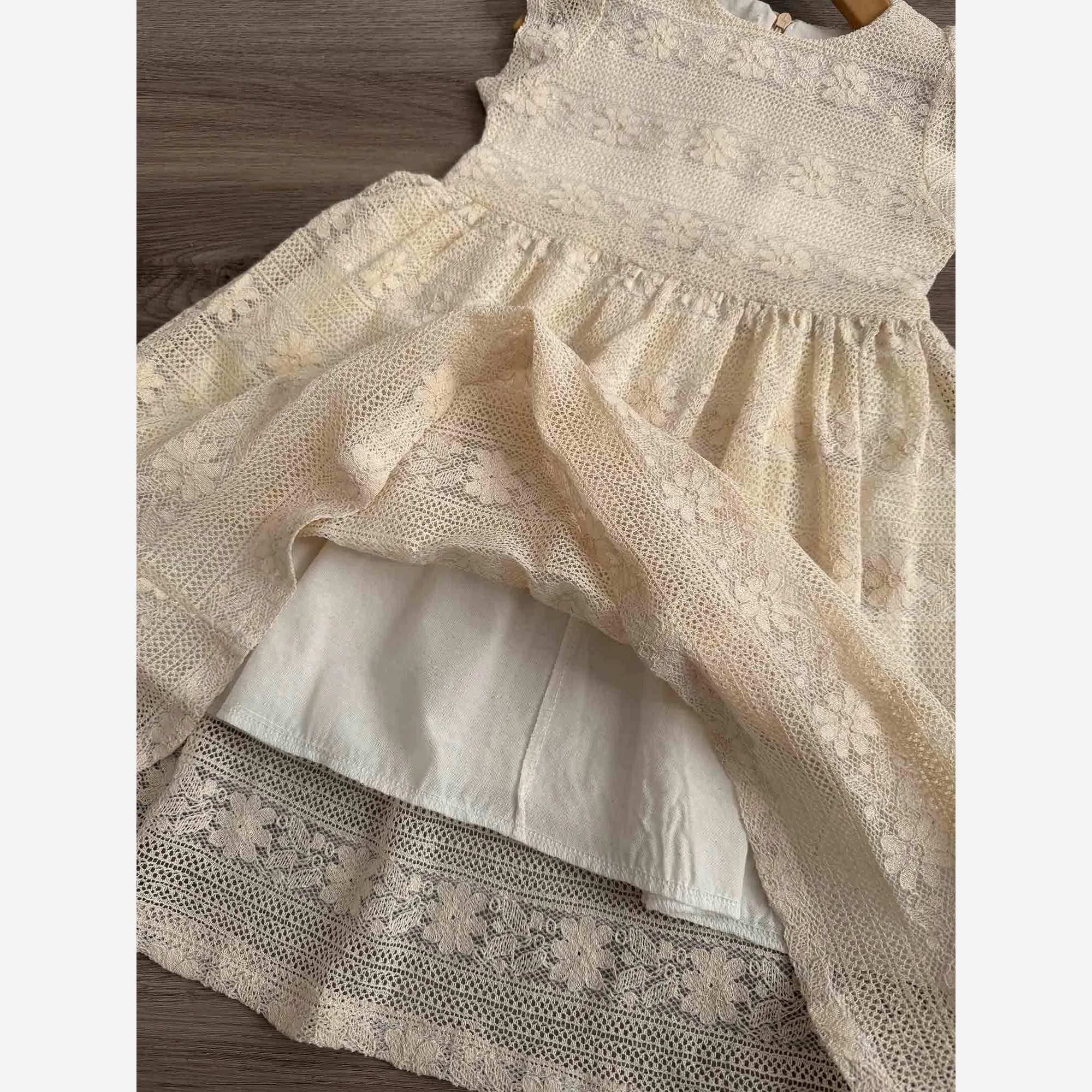 ست کت کتان سوزن دوزی شده و سارافون توری دخترانه مناسب 3 تا 9 سال — تصویر ۸
