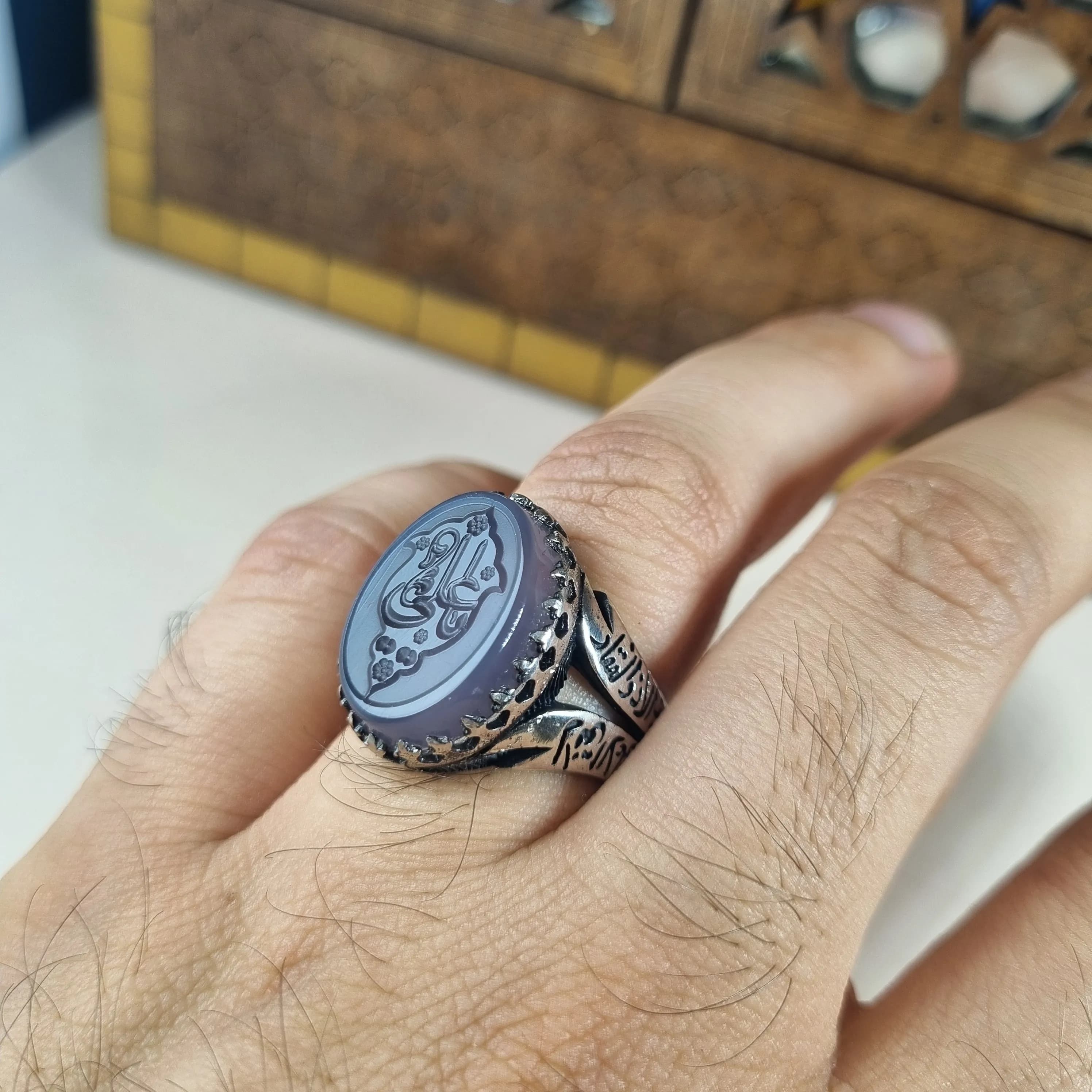 انگشتر مردانه نقره روس با سنگ عقیق کبود و حکاکی برجسته نام علی ع — تصویر ۳