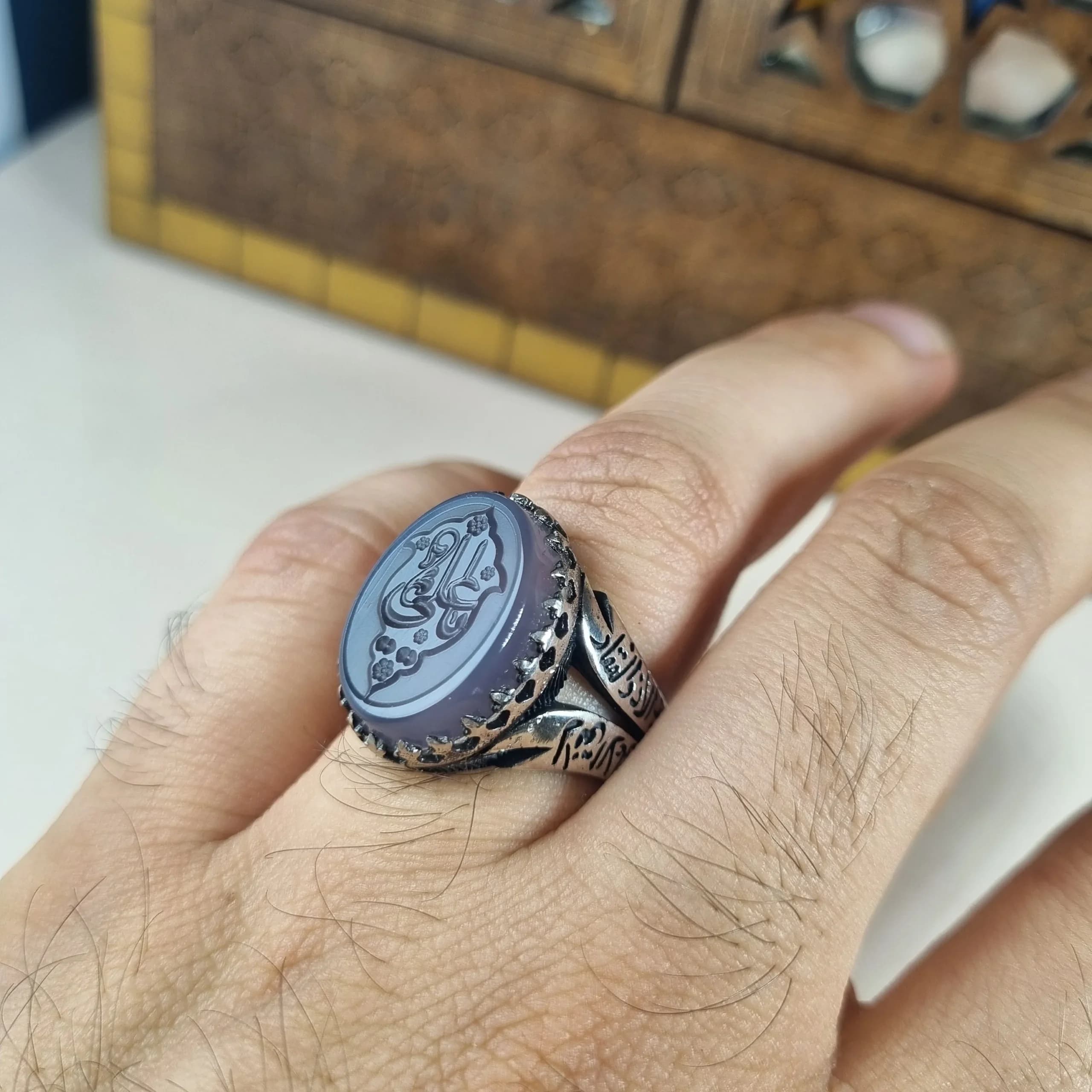 انگشتر مردانه نقره روس با سنگ عقیق کبود و حکاکی برجسته نام علی ع — تصویر ۷