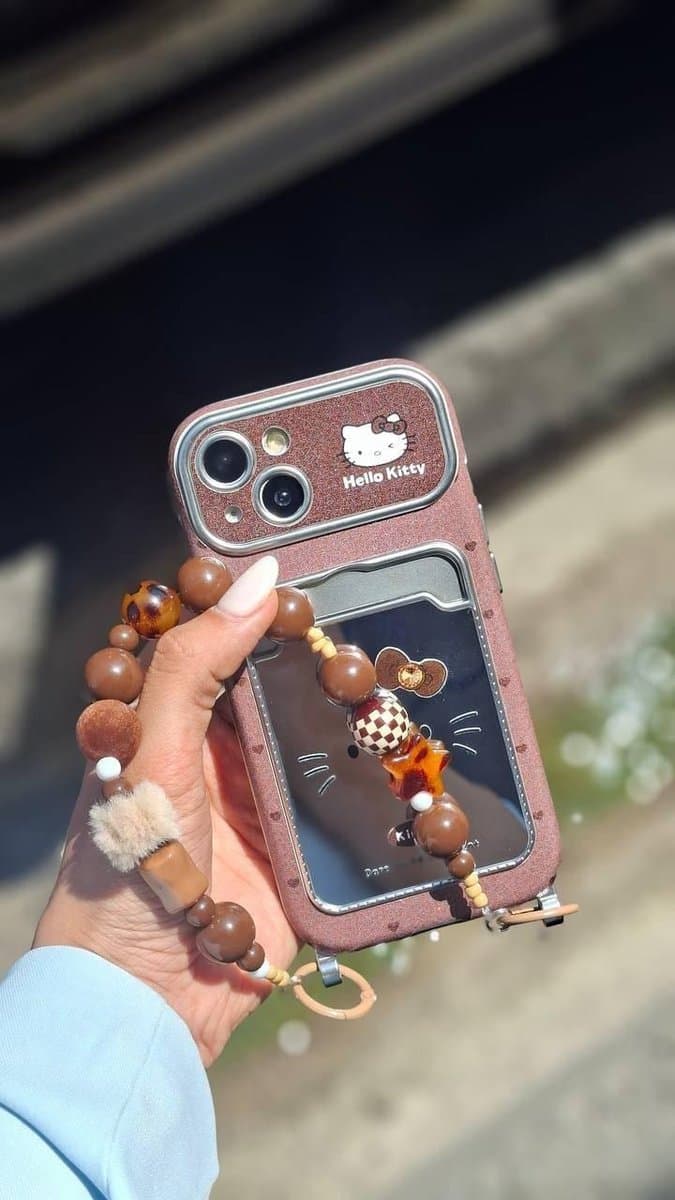 قاب جاکارتی‌دار طرح هلو کیتی آینه‌ای به همراه آویز — تصویر ۵