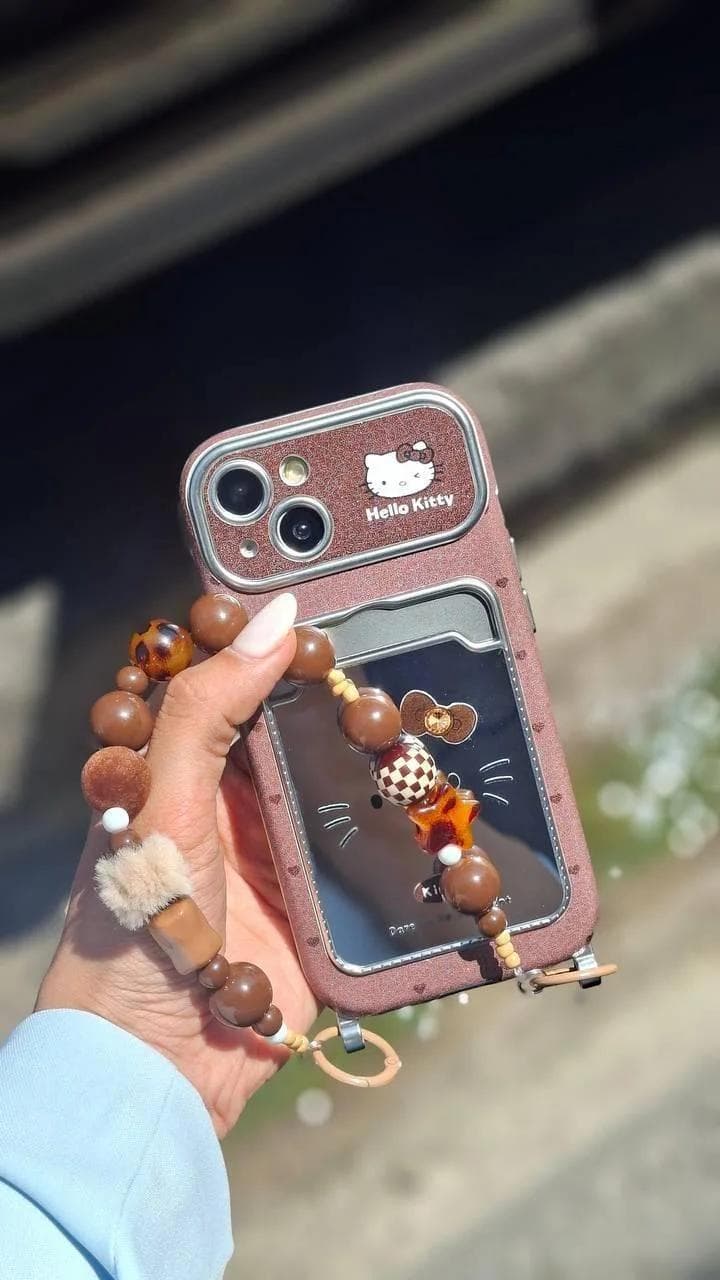 قاب جاکارتی‌دار طرح هلو کیتی آینه‌ای به همراه آویز گوشی آیفون 14 پرومکس — تصویر ۹